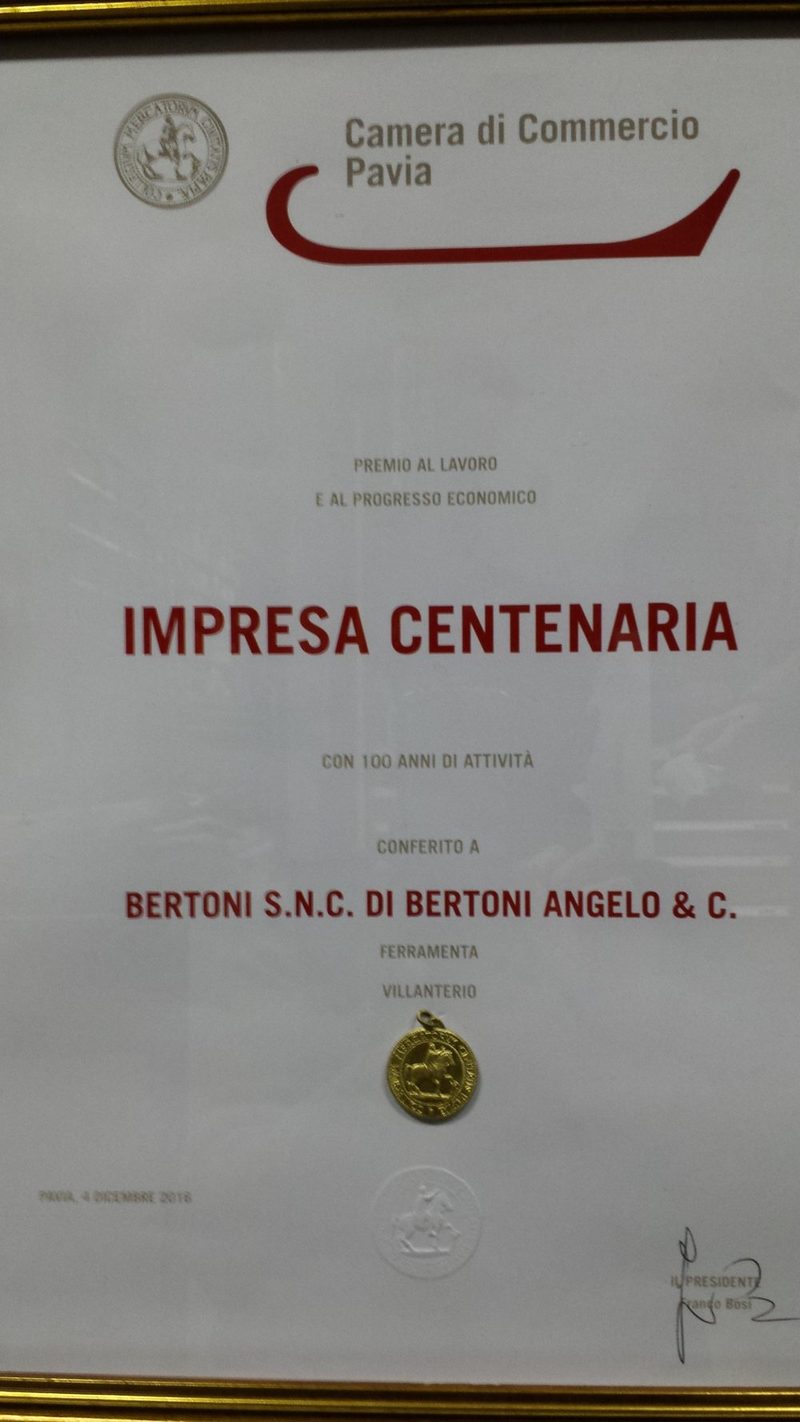 Targa Impresa Centenaria della Camera di Commercio di Pavia a Bertoni S.n.c. per i 100 anni di attività